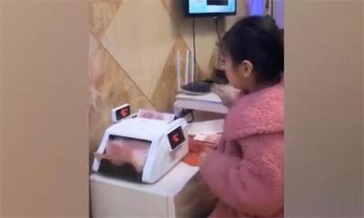 9岁女孩数压岁钱走红,动用了点钞机,网友扎心:比我年收入还高